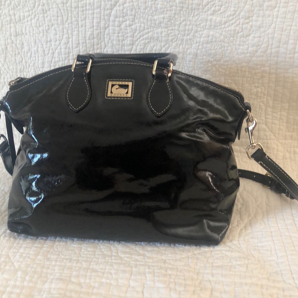 PATENT LEATHER SPACIOUS BAG